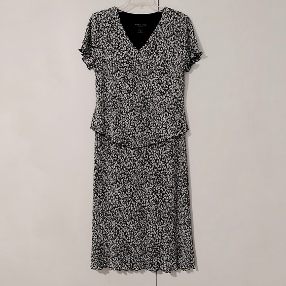 connected apparel Dresses & Skirts - Lightweight V-Neck Floral Dress